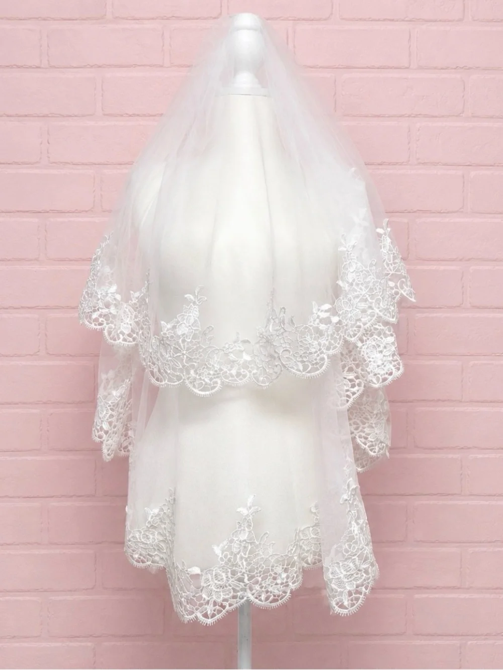 Lace-Edged Bridal Veil in White